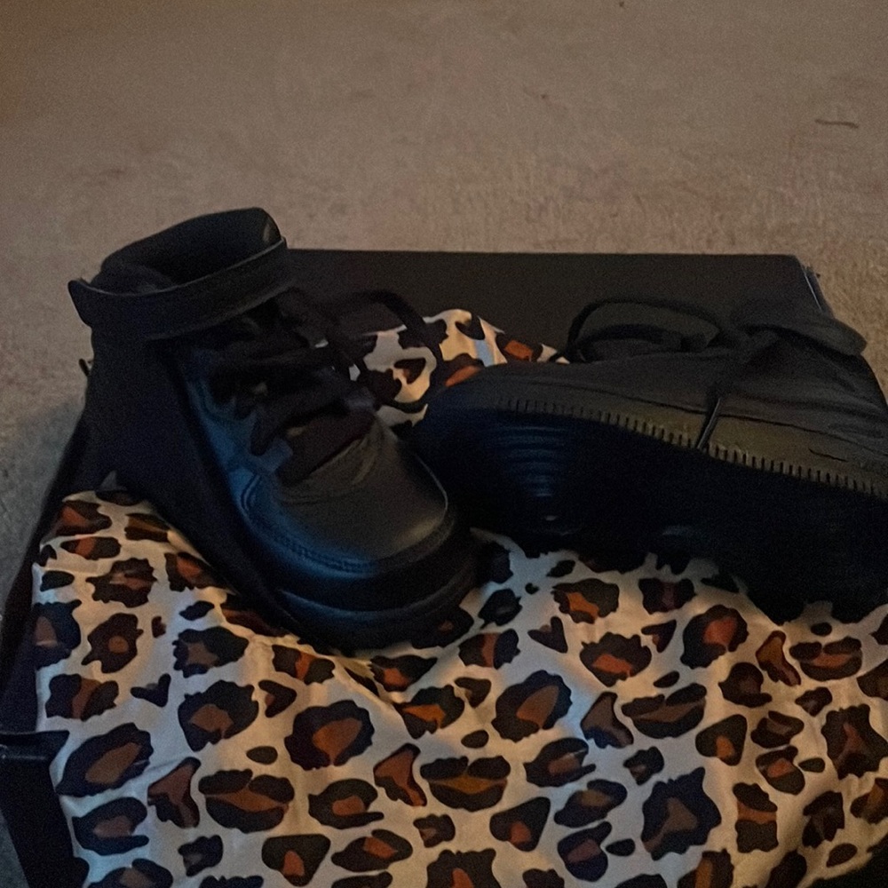 Black kids 8c Air Force Ones like new